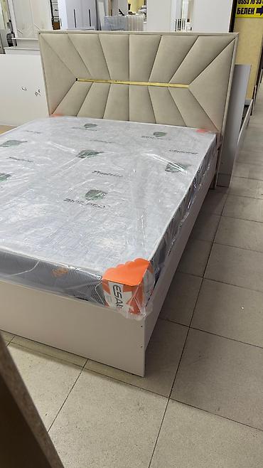 Двуспальные кровати: Двухспальная кровать с мягкой изголовьем. Основание железный каркас. В — 7