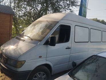 домкрат воздушный: Микроавтобус Mercedes-Benz Sprinter белого цвета, оснащенный четырьмя