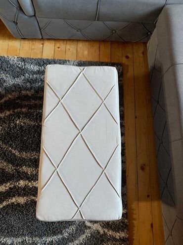Stolice: Cena taburea bez otvaranja je 6800din Cena taburea sa otvaranjem — 2