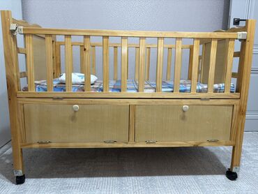 пледы из плюшевой пряжи: Детская кроватка в комлекте есть люлька, снизу 2 шкафчика состояние