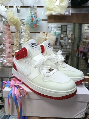 зеленые сапоги: Новые кроссовки Nike Размеры: 32-41 Цена: 500 сом/пара Продажа