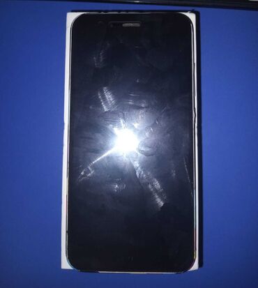 Qara rəngdə, arxa hissəsində "FC Barcelona" loqosu olan mobil telefon