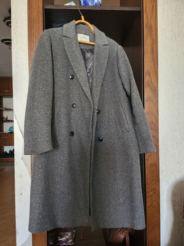 женское пальто на синтепоне: Пальто Stradivarius, L (EU 40), цвет - Серый