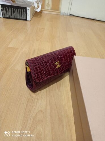 дамская сумка: Продаю лакированную дамскую сумочку, красного цвета имеется короткий и