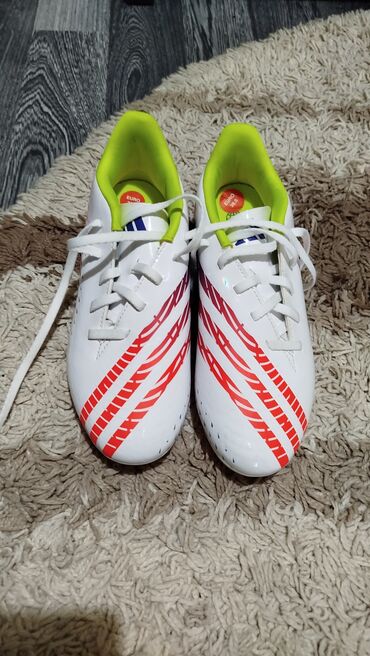 польская обувь: Белые футбольные бутсы Adidas с красными полосками. Яркая лаймовая