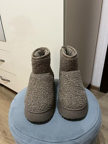 ugg bakü: 37 razmer . İci cox qalindir isti . Hecbir problemi yoxdur — 2