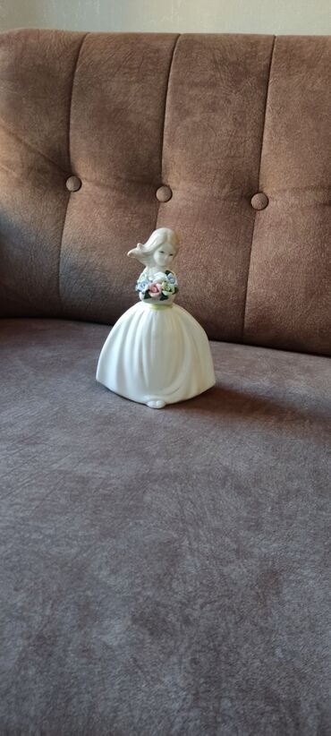 Heykəlciklər: Статуэтка . Девушка с букетом . Высота 16 сантиметров — 9