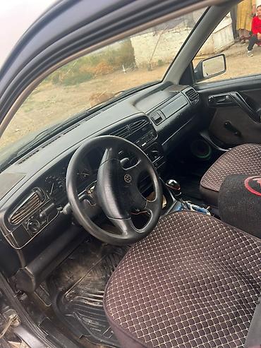 Volkswagen Vento: 1993 г., 1.8 л, Механика, Бензин, Седан — 2