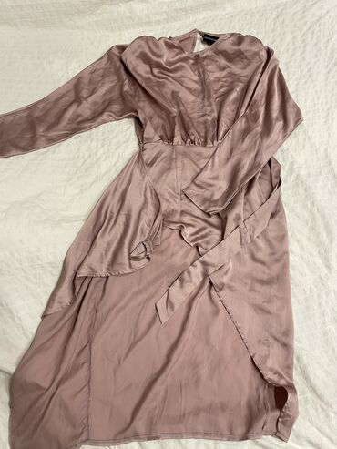 ярко розовое платье: Повседневное платье, ОАЭ, Осень-весна, Средняя модель, Атлас, M (EU 38)