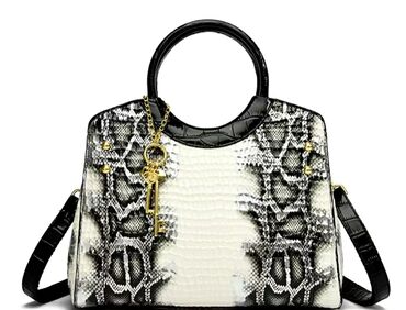 Классические сумки: Продаю сумки 1. Коричневая. Размер 32х25. В комплекте длинный — 6