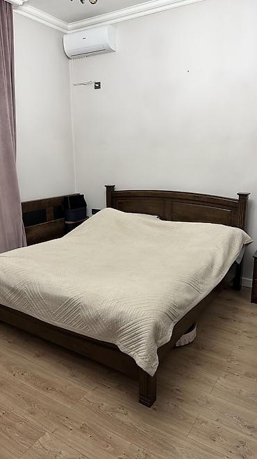 Спальные гарнитуры: Спальный гарнитур из темного дерева в классическом стиле Цена 35000 — 4
