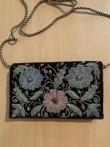 Çantalar: 1.Ziyafet və xususi gunlər üçün nəzərdə tutulmuş əl çantasidir. Temiz — 5