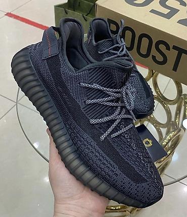 одежда y2k: Кроссовки в стиле Yeezy 350, цвет Triple Black. - Верх: плотный — 1