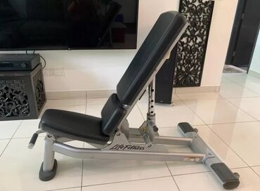 тренажерная скамья: Скамья Life Fitness для выполнения упражнений с отягощениями. Скамья