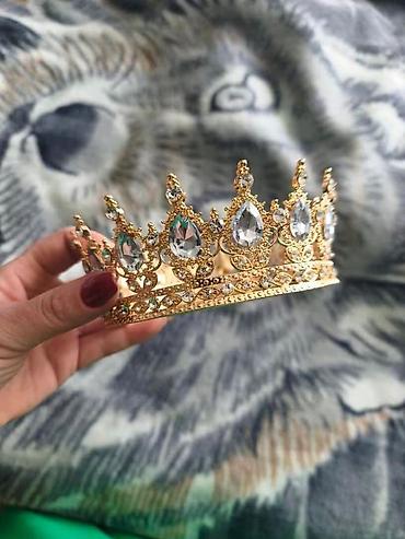 sinsay valjevo: Zlatna kruna/tiara sa kristalima. - Materijal: metal u zlatnoj boji — 1