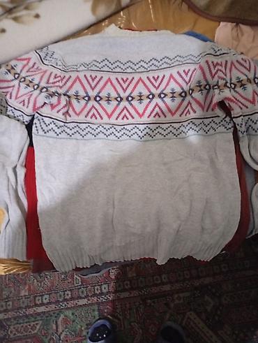 Svitşotlar: Kişi geyimləri dəsti 1) Qara kapüşonlu sviter - Ön hissədə “Böhse — 13