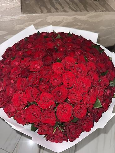 sunu guller: Qırmızı qızılgüllərdən hazırlanmış iri və çox zəngin buket — 1