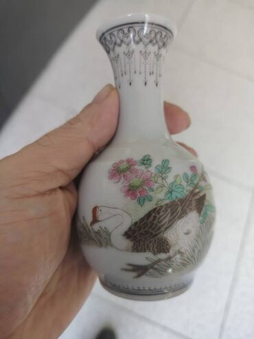 qab qaşiq: Rəngli əl naxışlı miniatür çini vaza İncə çinidən hazırlanmış