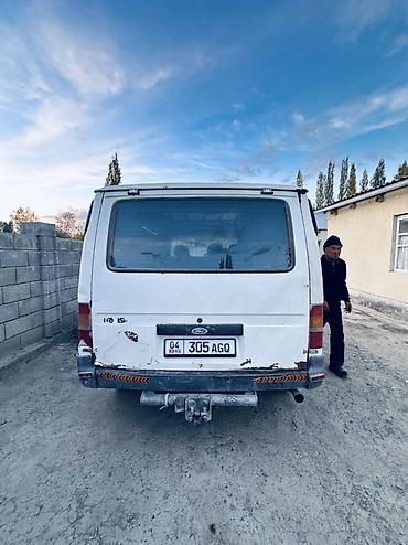 грузовой авто: Грузовой фургон Ford Transit (поколение 1990-х), белый цвет, короткая — 6