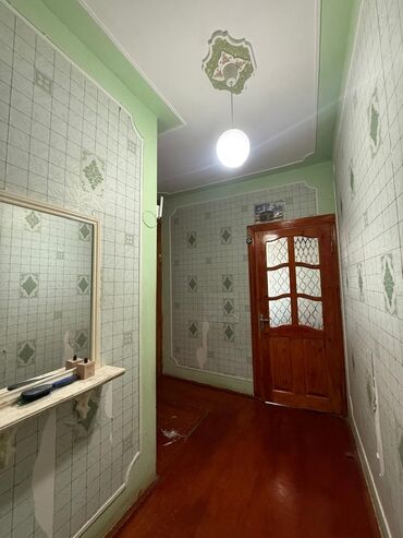 Köhnə tikili: Satılır: 1 otaqlı mənzil (şəkillərdə göründüyü kimi) Xüsusiyyətlər: - — 4