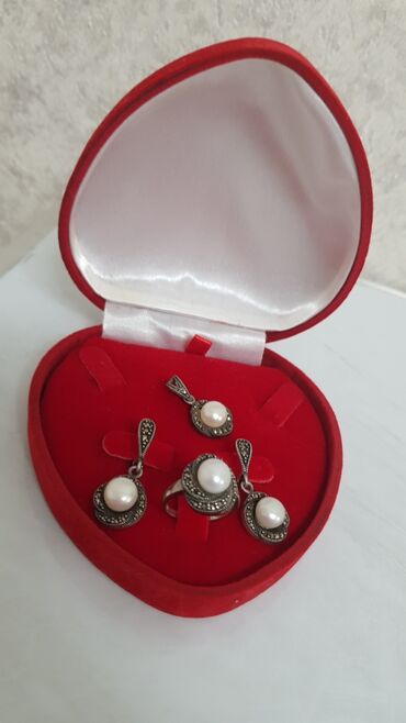 проба кыргызского золота: Продаю серебряный набор с жемчугом: Проба 925 Вес 14.5 Размер кольца