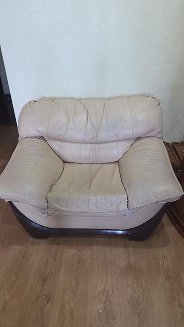 koridor mebeli: Divan-kreslo və servant satılır. 1 Divan və iki kreslo. Servant — 1