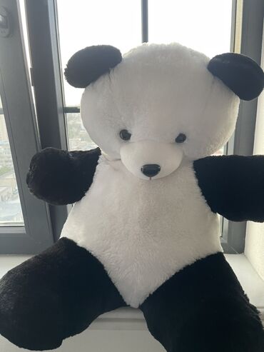 oyuncaq panda: Böyük, yumşaq panda oyuncağı. Ağ rəngli qarın və başı, qara rəngli