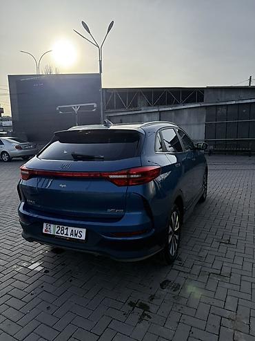 Другой электротранспорт: Электромобиль компактного класса (кроссовер) синего цвета. Кузов и — 7