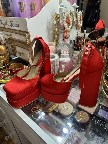 женские классические туфли на танкетке: Туфли, Размер: 36, цвет - Красный, Б/у