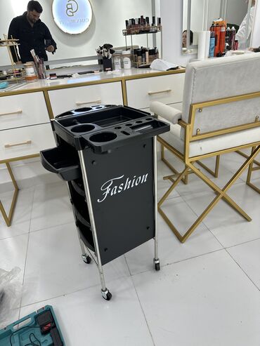 gəmi kraskası: Etajarka təkərli salon üçün krasqa qabı salonlar üçün idyal görnüş