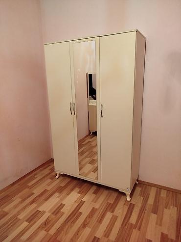 ucuz manej: Üç qapı dolablar 629 azn. Ağ rəngdə yataq otağı dəsti. Dəstə daxildir — 7