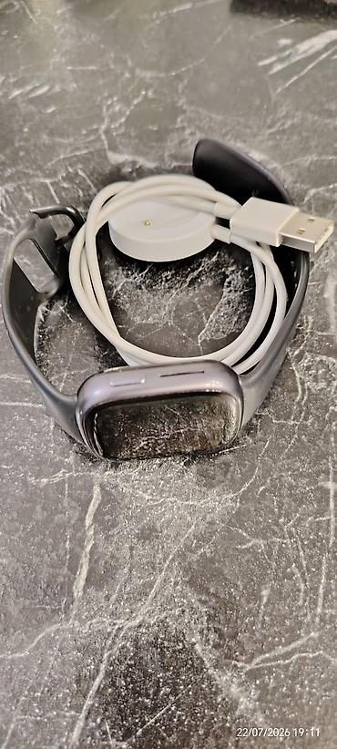 google pixel watch: Ağıllı saat – kvadrat formalı metal korpus, qara silikon qayış. Rəngli — 4