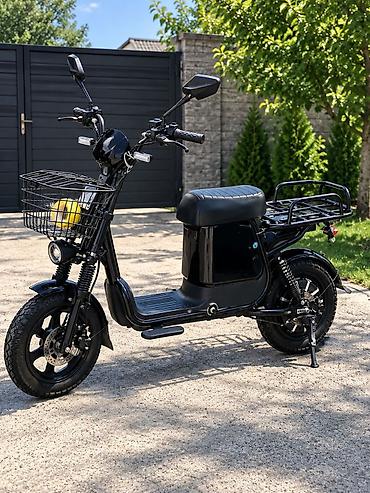 mini ev: Электроскутер городского типа с передней корзиной и задним грузовым — 2
