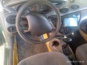 Ford: Ford Focus sedan (mk1) – yaşıl rəngli, 4 qapılı. Texniki və daxili — 11