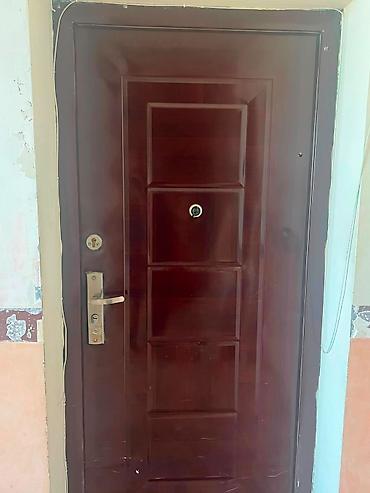 seyf qapi: Giriş qapısı – ölçü: 205×95 sm. Material: metal karkaslı, taxta — 1