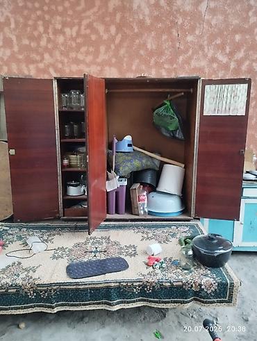 офисный столь: Трёхдверный шкаф из массива/шпона дерева с глянцевым покрытием. - — 2