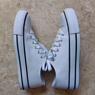 Personal Items: Πωλούνται unisex λευκά παπούτσια firefly.
Έχουν φορεθεί μόνο μία φορά