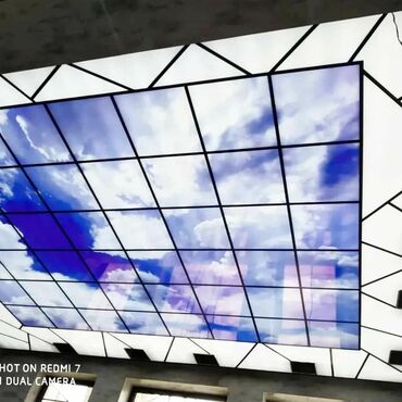 led lupa: Süzülən “səma” effekti verən LED işıqlı gərmə tavan paneli -