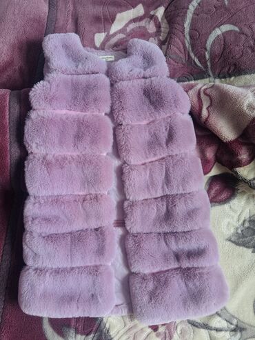автокресло каракол: Детская меховая жилетка, сиреневого/лавандового цвета. - Материал