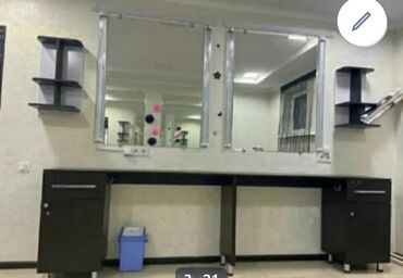 зеркало визажное: Рабочее место для парикмахера или визажиста, выполненное в темных