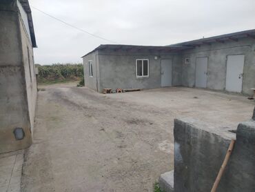 Sex, zavod və fabriklər: Ferma/təsərrüfat kompleksi - Uzunluğu boyunca tikilmiş, beton divarlı — 8