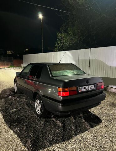женил жук ташуучу унаа: Седан Volkswagen Jetta III серого цвета, выпущенный в период с 1992 по