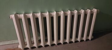 батареи биметалл: Чугунный радиатор отопления, секционный. - Материал: чугун -