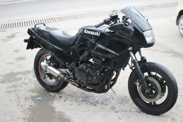 мотоцикл к 750: Мотоцикл KawasakiGPZ 500 1994 в черном цвете. Оснащен ветровым стеклом