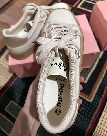 vans кроссовки: Женские кеды DD&OO
В отличном состоянии 
39 размер — 3