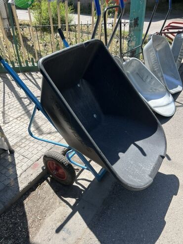 бур садовой: Садовая тачка с одним колесом. Кузов тачки выполнен из прочного