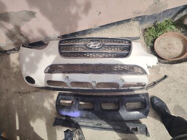 Bamperlər, buferlər: Hyundai Santa Fe avtomobilinin ön bamperi. Bamper ağ rəngdədir və