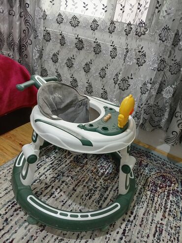 прогулочные коляски peg perego si completo: Uşaq gəzdirəni (Babywalker) - Rəng: ağ-yaşıl, boz oturacaq - Dəyirmi