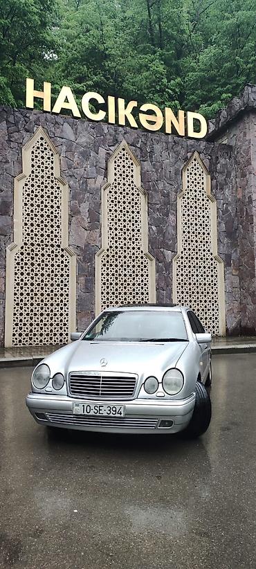 cls 63 amg: Mercedes-Benz E-Class W210, gümüşü sedandır. 4 qapı, klassik dörd — 1