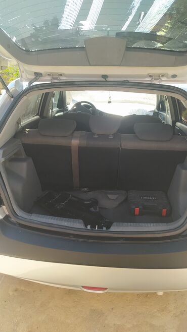 Kia: Kia Rio hatchback – gümüşü rəngdə, kompakt və qənaətcil şəhər — 14